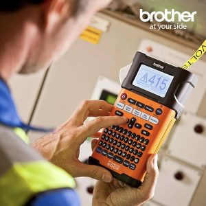 Rotulador industrial Brother optimizando procesos en entorno industrial